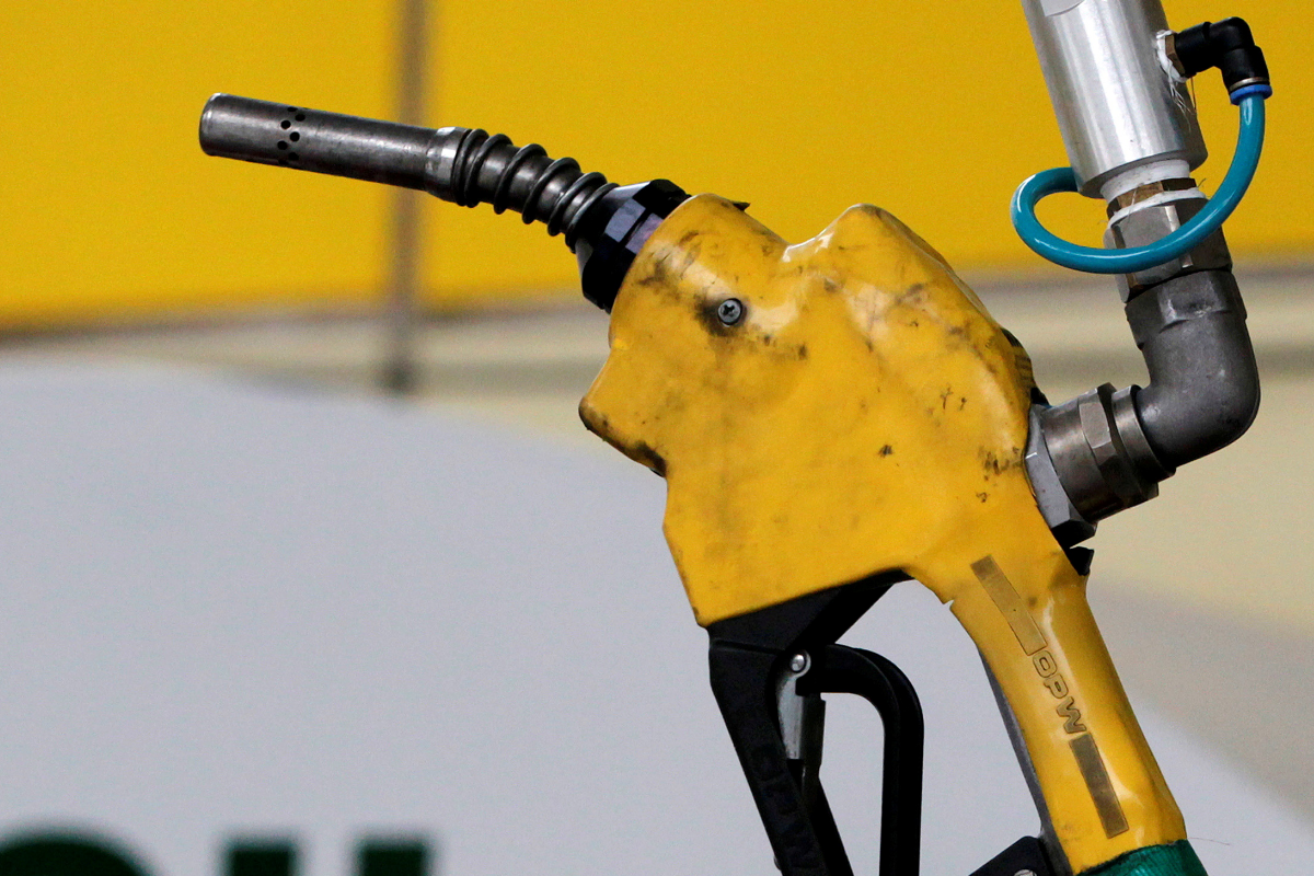 Oil swings in rangebound market as Fed and China demand face off