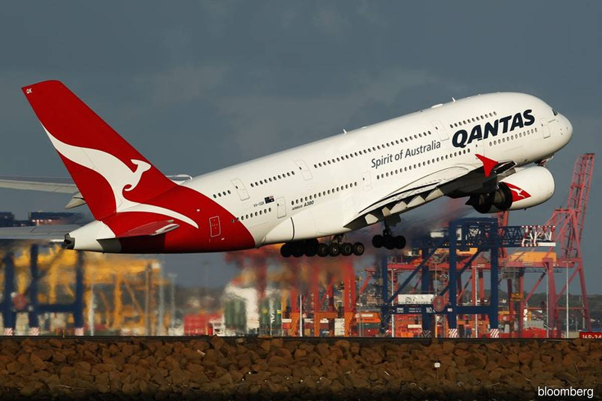 Qantas aims for international travel from December as loss narrows