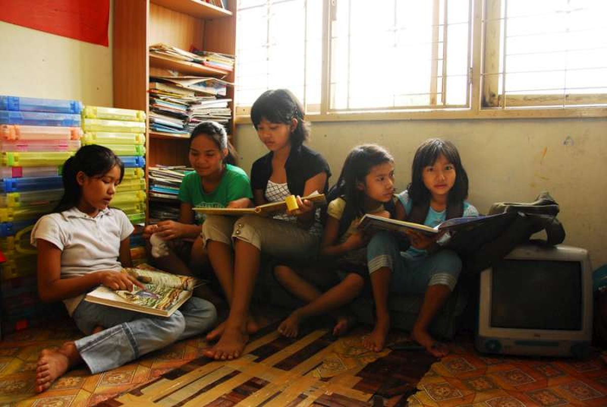 Ethnic Chin girls from Myanmar studying at a school run by a refugee group in Kuala Lumpur. Source: UNHCR