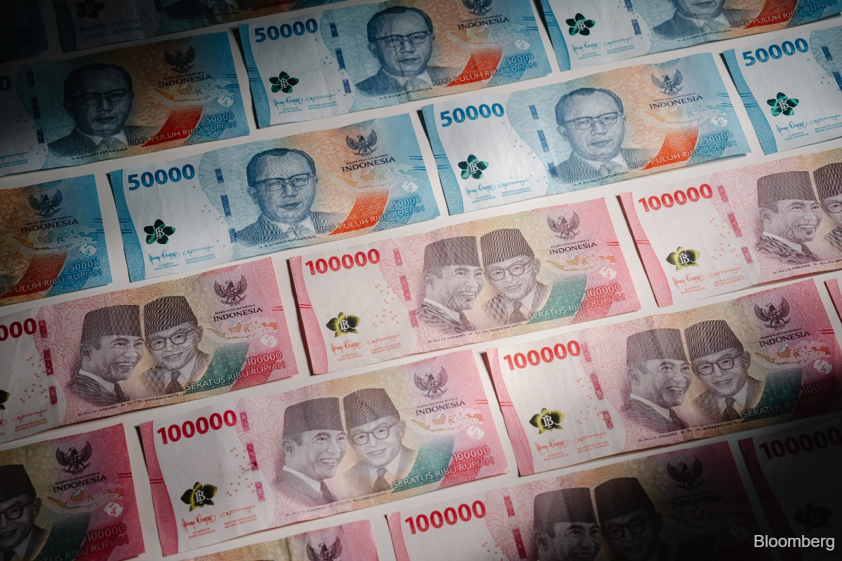 Indonesian rupiah drops to record on central bank autonomy woes
