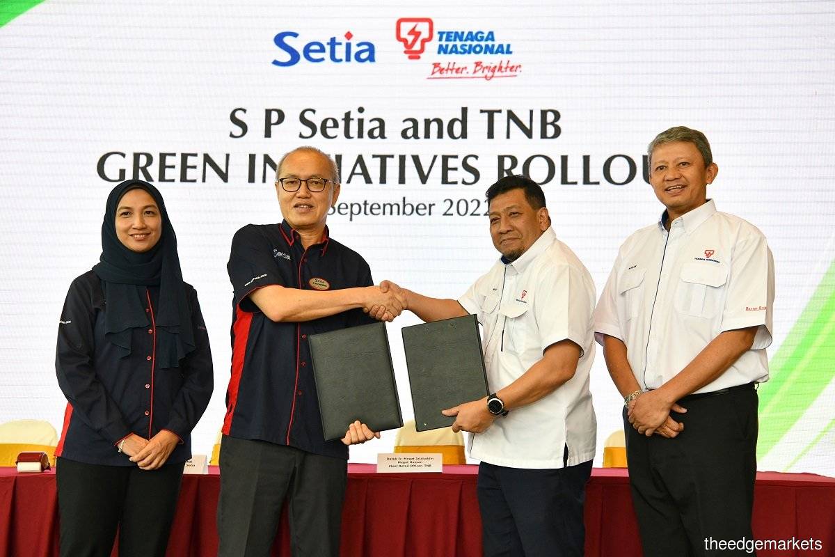 (From left) S P Setia Bhd chief strategy officer Lindayani Tajudin, S P Setia president and chief executive officer Datuk Choong Kai Wai, Tenaga Nasional Bhd (TNB) chief retail officer Datuk Megat Jalaluddin Megat Hassan, and TNB chief customer service officer of government and large business at retail division Nasaruddin Mohd Zaini at a commencement signing ceremony on Sept 28, 2022. Photo by Suhaimi Yusuf/The Edge