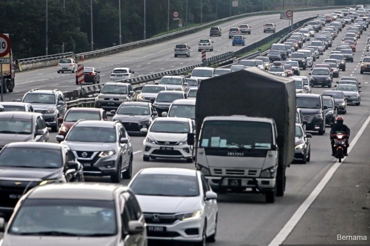 Slow moving traffic reported on major expressways nationwide as of noon Tuesday