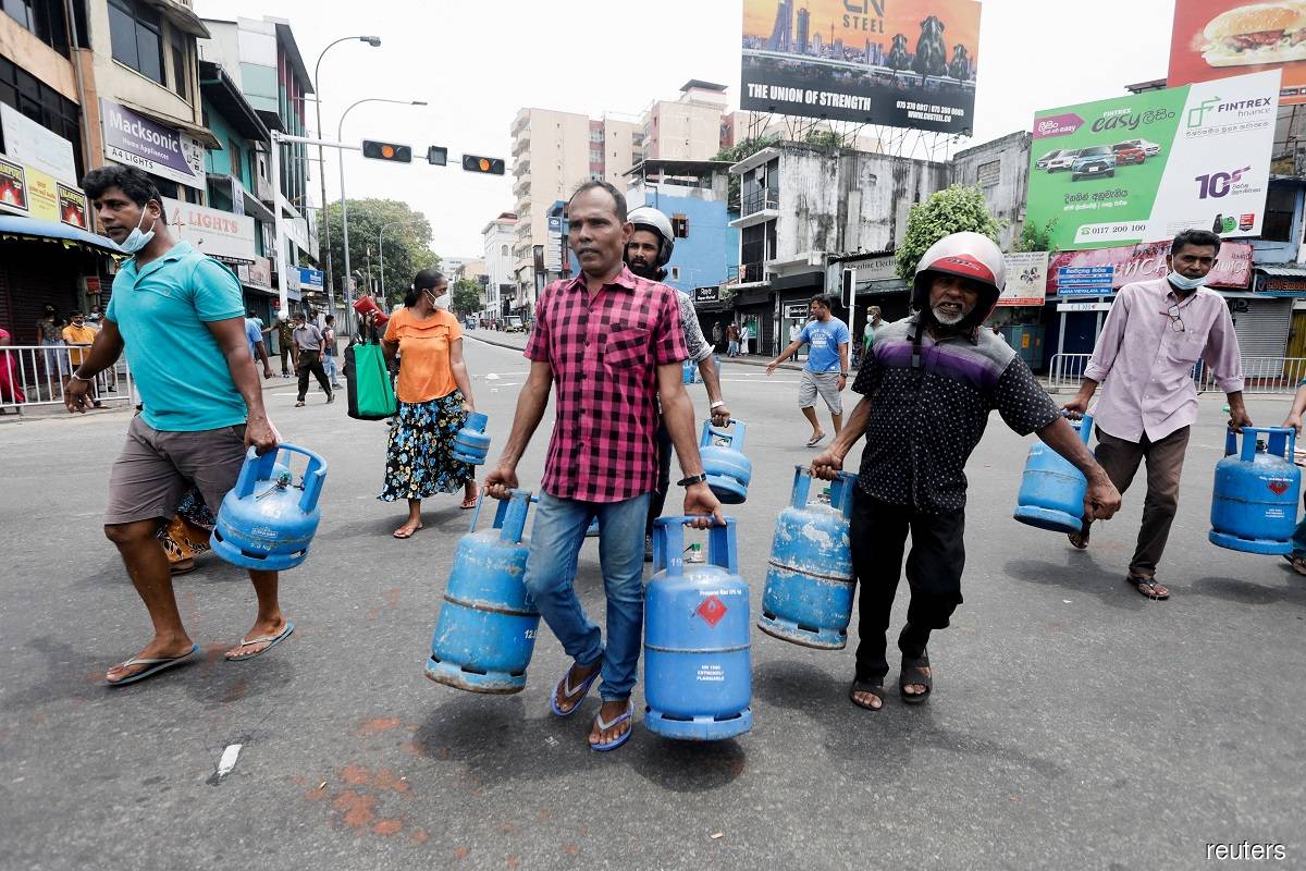 Sri Lanka runs low on gas as supporters rally for embattled PM