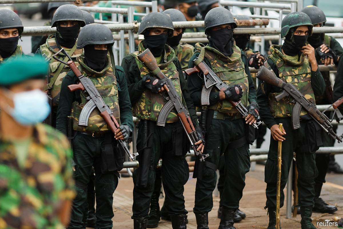 Sri Lankan security forces raid protest camp as new leaders sworn in