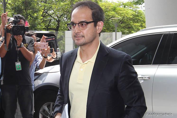 Riza Aziz exits MACC after nearly 4 hour grilling, to return at 2:30pm