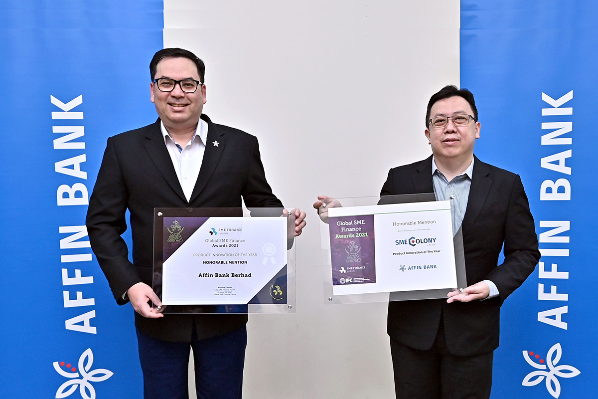 President & Group Chief Executive Officer of AFFIN BANK, YBhg. Datuk Wan Razly Abdullah Bin Wan Ali (left) and Mr Lim Kee Yeong, Executive Director of Enterprise Banking, AFFIN BANK (right)