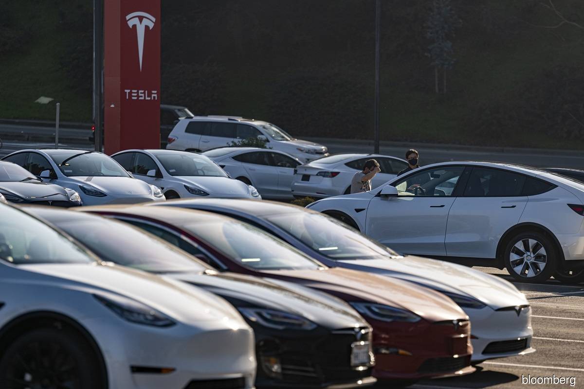 Tesla slumps as deliveries disappoint due to shipping snarls