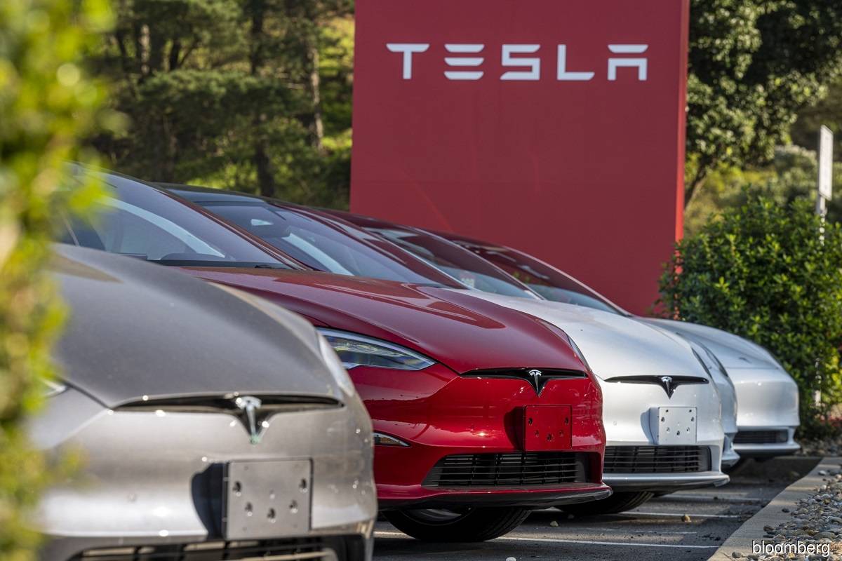 Tesla recalls 130,000 vehicles in US over touchscreen display malfunction
