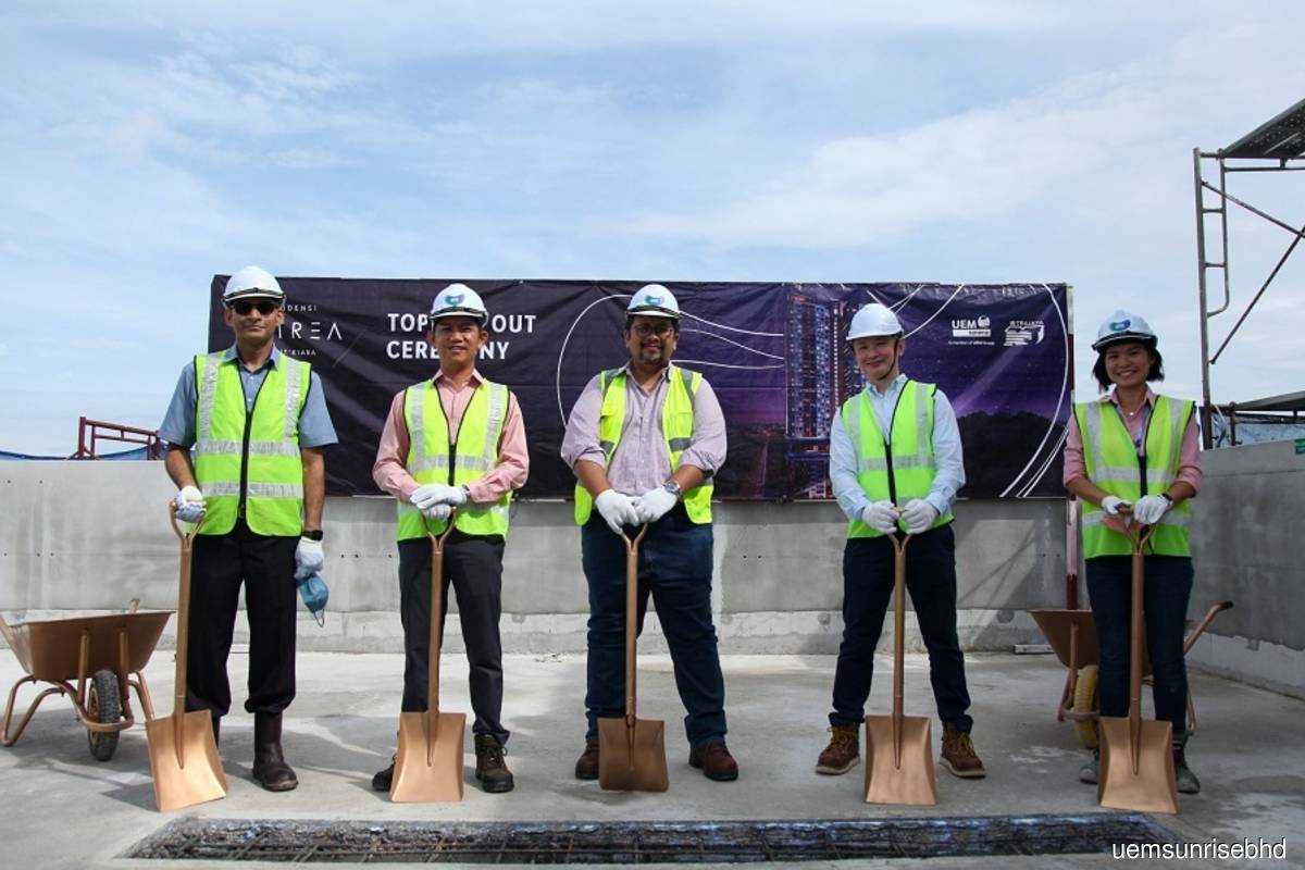 (From left): Executive director of Pembinaan Mitrajaya Sdn Bhd Bibhuti Nath Jha, UEM Sunrise chief operations officer (central) Liong Kok Kit; Sufian, UIG Architects project architect Reno Lee and Residensi Astrea’s project team leader Phoon Sit Meng, in the topping out ceremony. (Photo credit: UEM Sunrise Bhd)