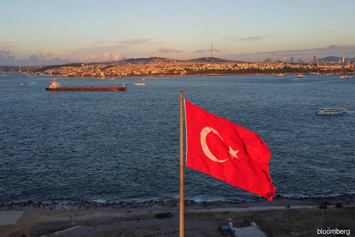 Millions of barrels of oil halted near Türkiye in sanctions mess