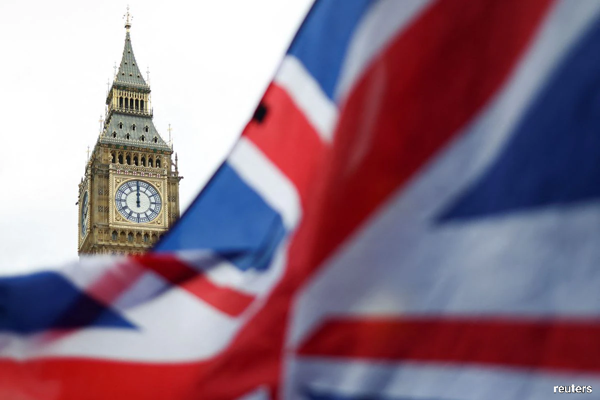 UK economy shows zero growth in 4Q, narrowly avoiding recession