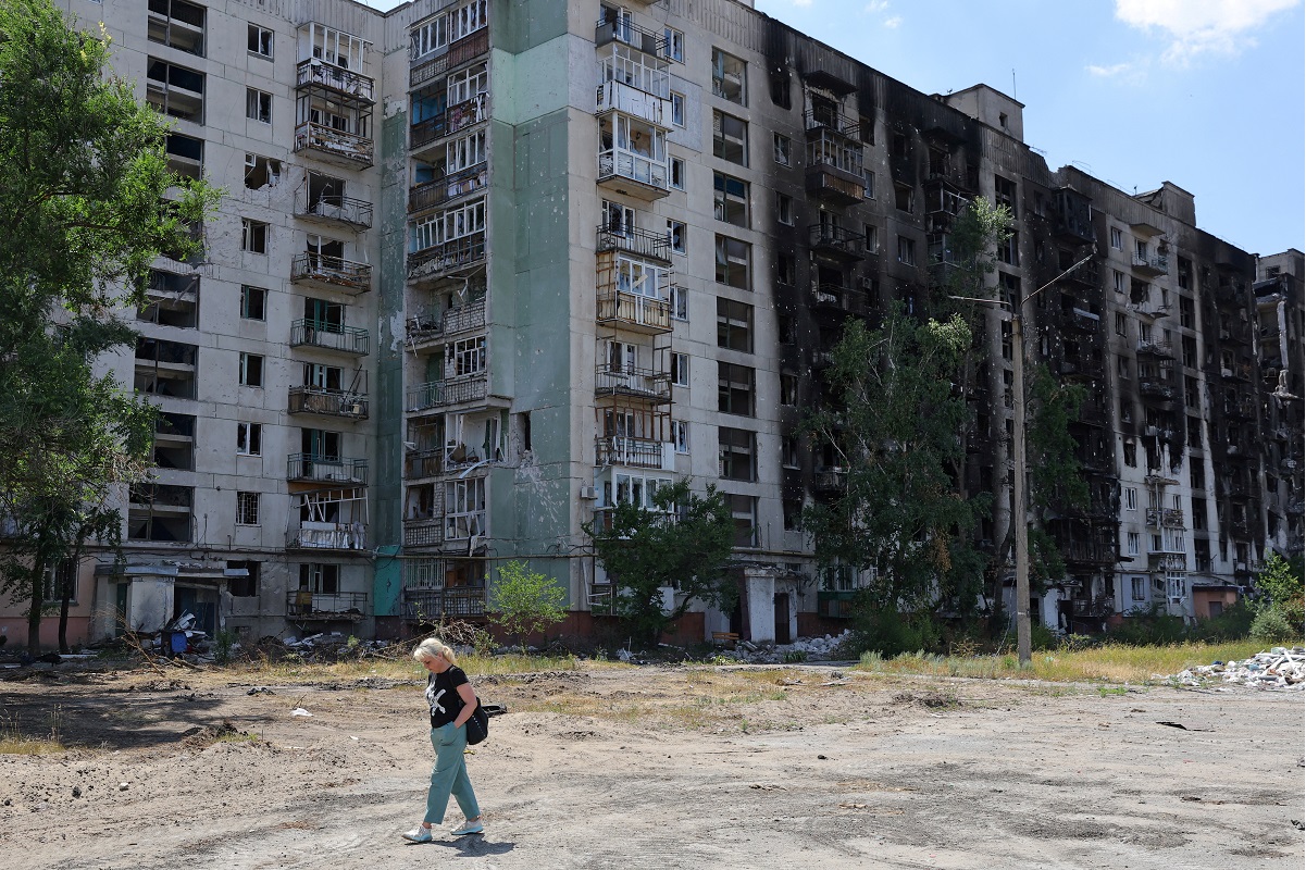 A local resident walks past an apartment building heavily damaged during Ukraine-Russia conflict in the city of Sievierodonetsk in the Luhansk Region, Ukraine July 1, 2022. (Photo by Reuters)