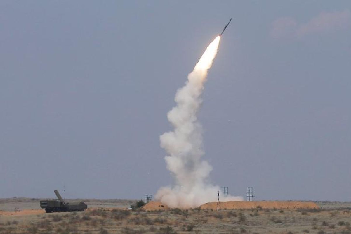 Russia kills civilians in first huge missile wave for weeks