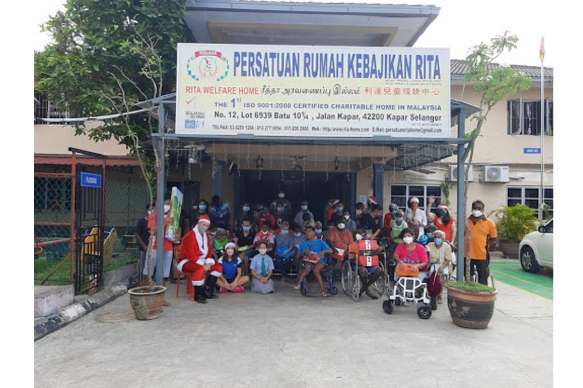 The elderly at Rumah Kebajikan Rita were delighted with the gifts that they received.