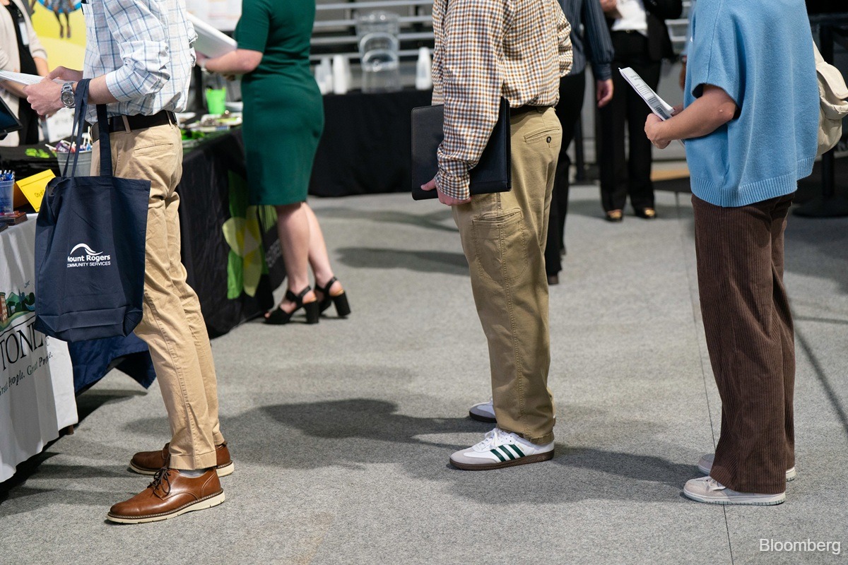 US weekly jobless claims fall slightly; prior week's data revised up