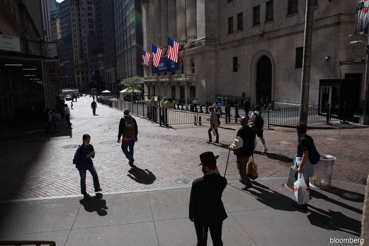 US banks tighten lending standards, raising risk of recession