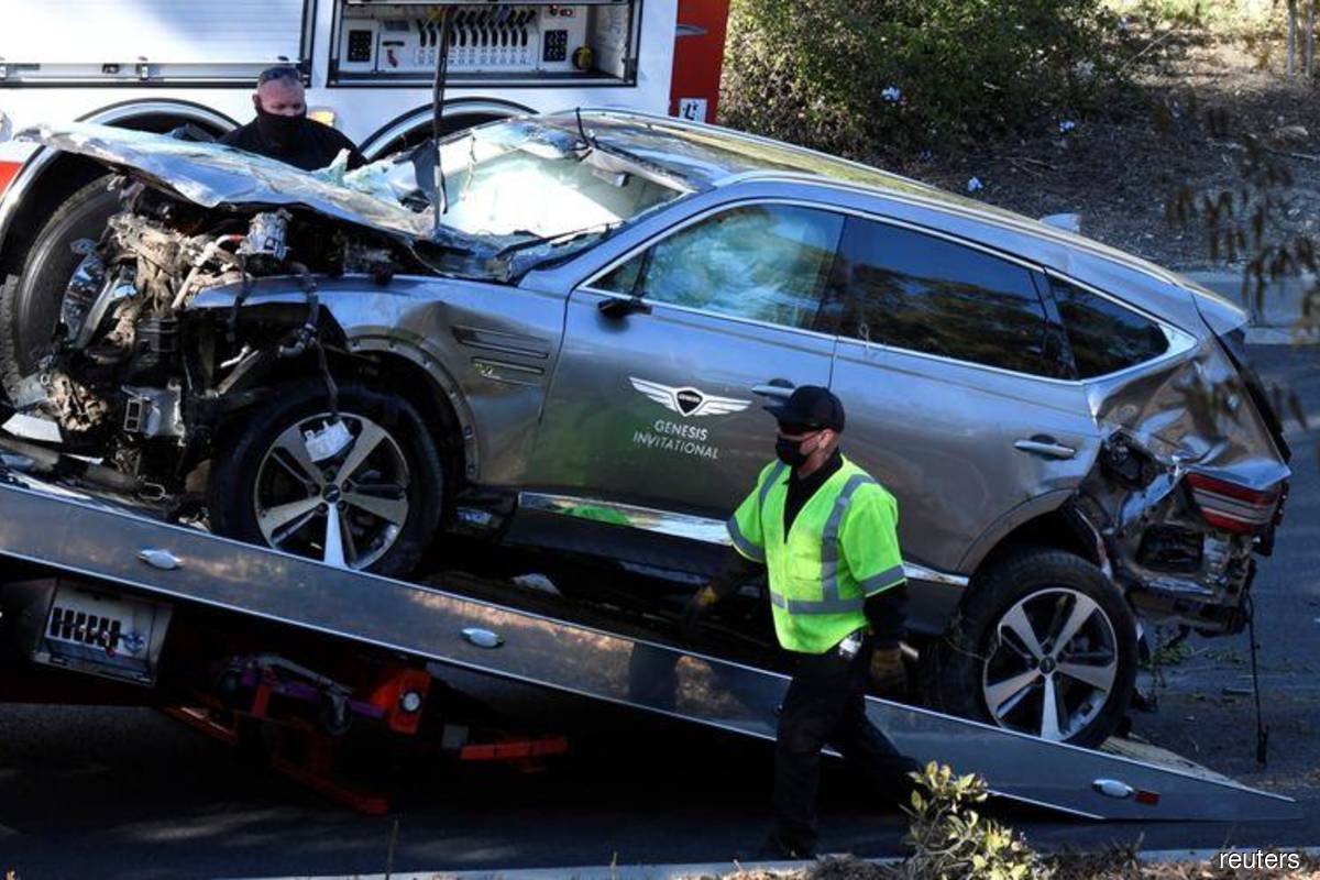 Tiger Woods badly hurt in car crash, expected to survive
