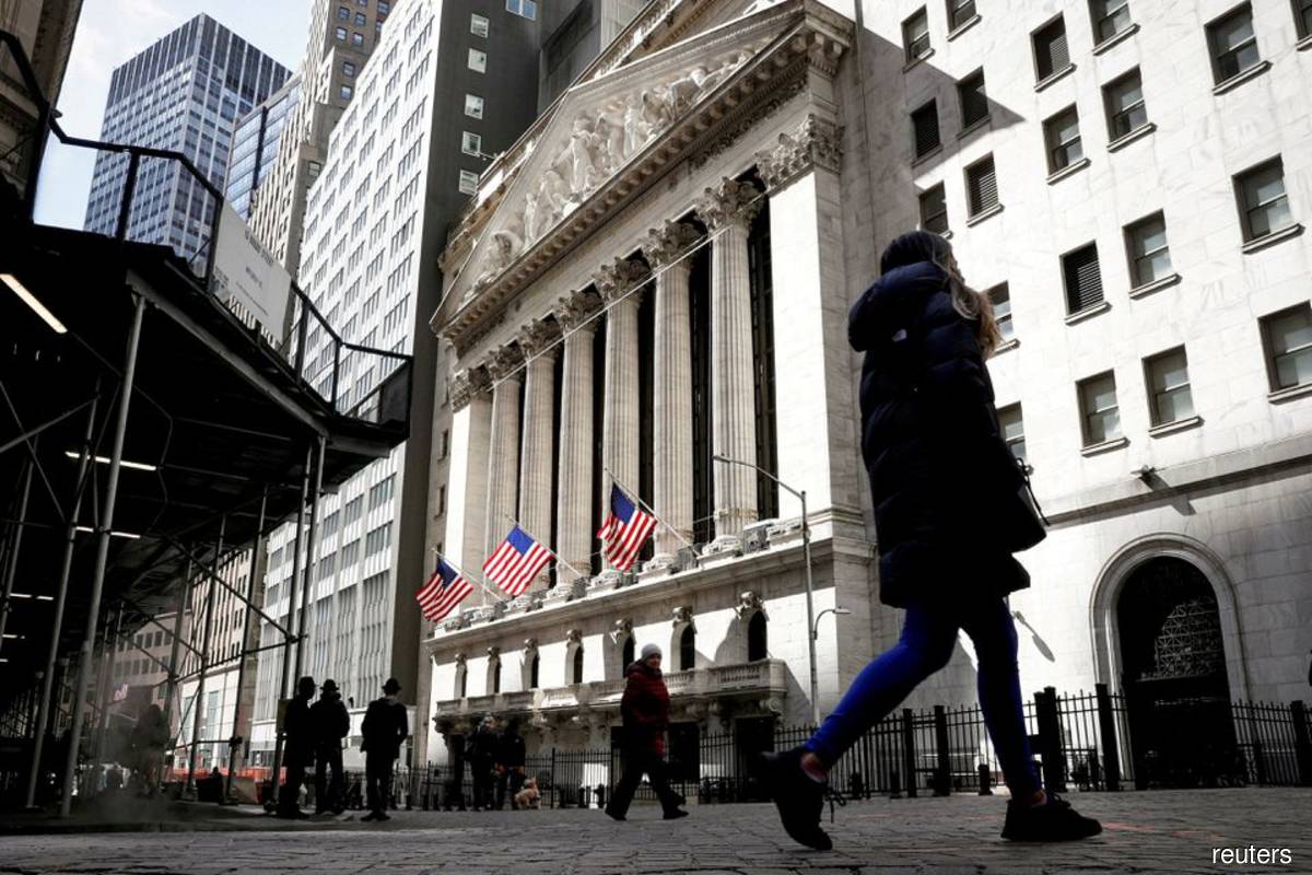 Wall Street closes lower on jitters ahead of earnings, Fed minutes