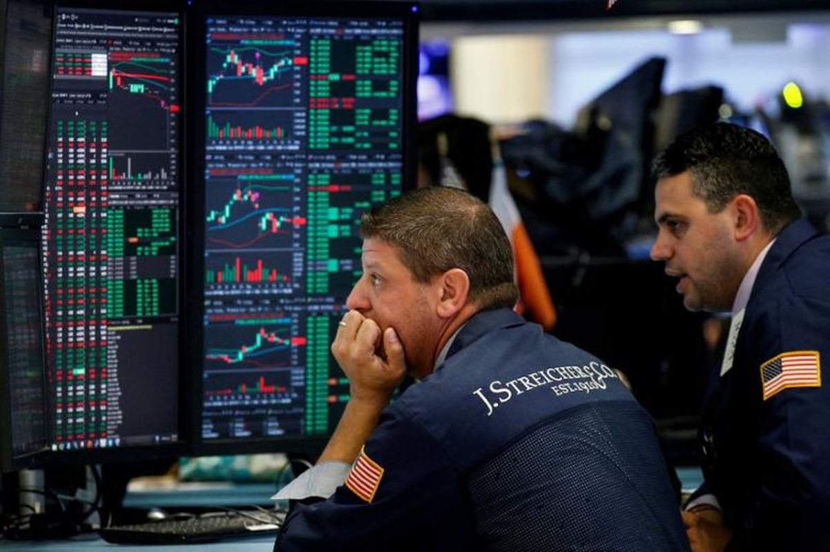 Wall St falls as bank rout offsets easing rate hike jitters