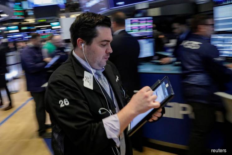 Wall St rallies and Apple approaches $1 trillion value