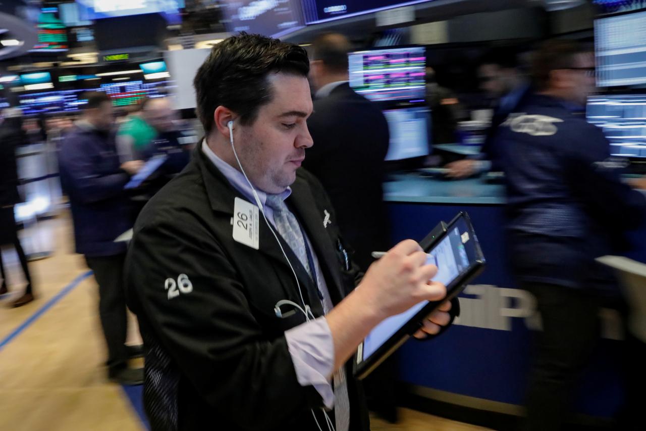 Wall St ends mixed as investors eye earnings