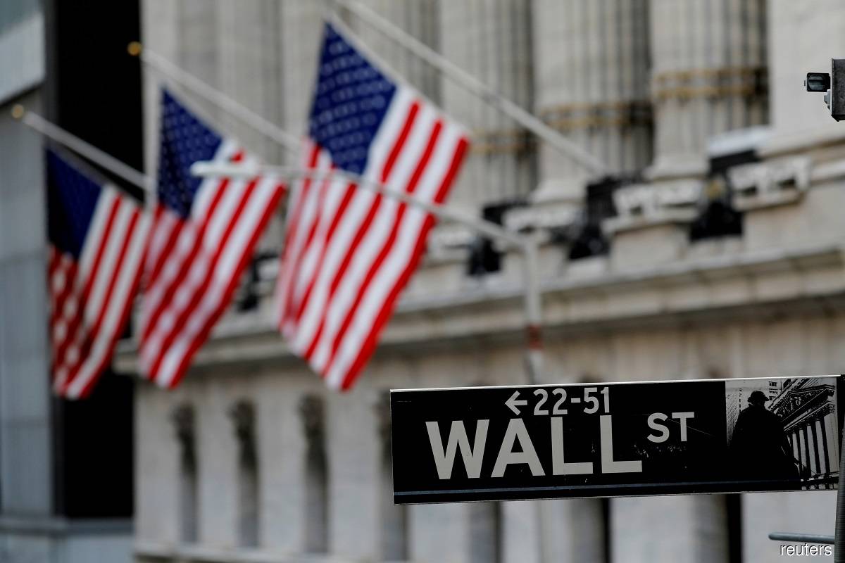 Wall St drops as growth stocks slide, Target weighs on retail shares